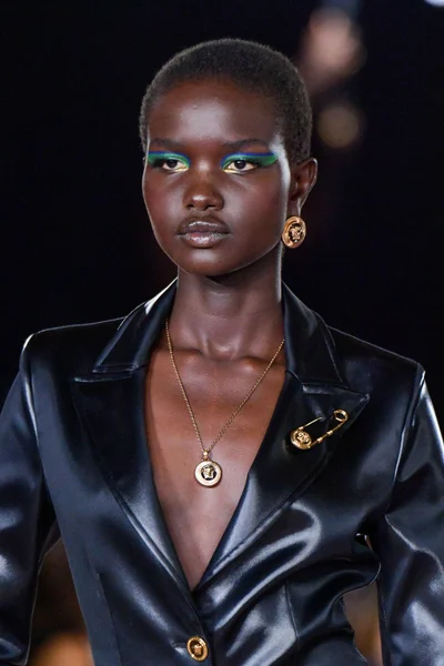 Look 18